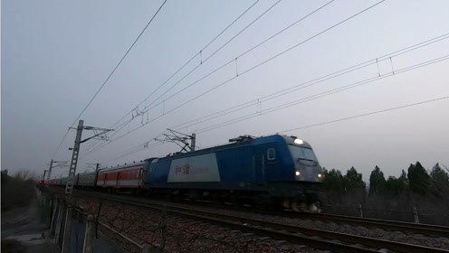 京廣鐵路上的速度與激情 客車K117與K258會車，貨運X8109展現(xiàn)強勁動力